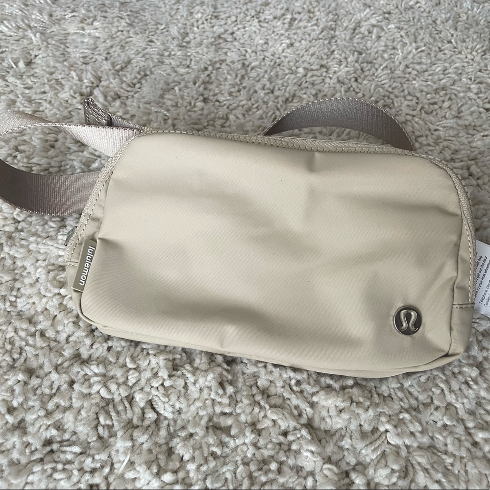 NWT Lululemon Everywhere Belt Bag in Trench (cream)